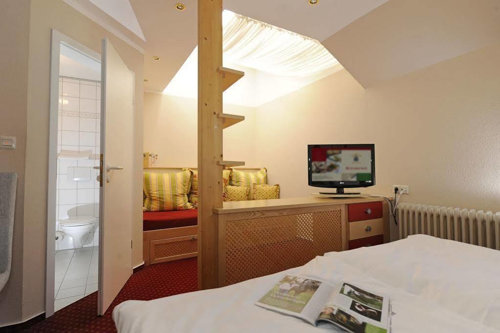 Landidyll Hotel Haus Hochstein Эслоэ Экстерьер фото